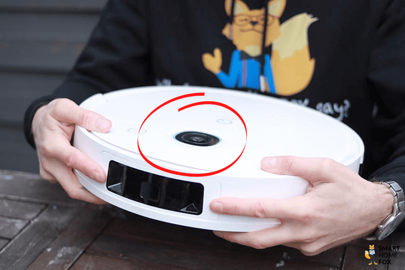 Die VSLAM Kamera des Yeedi Vac 2 Pro ist von oben zu sehen